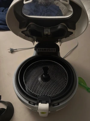  Airfryer - Den är vit,grön och grå. Vi i familjen tycker att den är jättebra fast vi har köpt en ny så jag behöver sälja den
