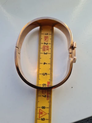 H-Armband roseguld svart - Ett H-armband i roseguld och svart! Gjort av rostfritt stål! Råkade beställa fel färg och den är därför helt oanvänd💕