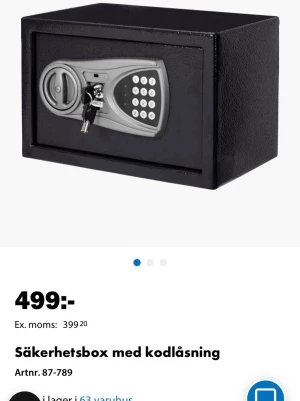 Säkerhetsbox med kodlås från biltema - En svart säkerhetsbox i metall med digitalt kodlås och nyckel för extra säkerhet. Boxen har en kompakt, rektangulär form och är perfekt för att förvara värdesaker hemma eller på kontoret. Enkel att använda med tydliga knappar och robust konstruktion.
