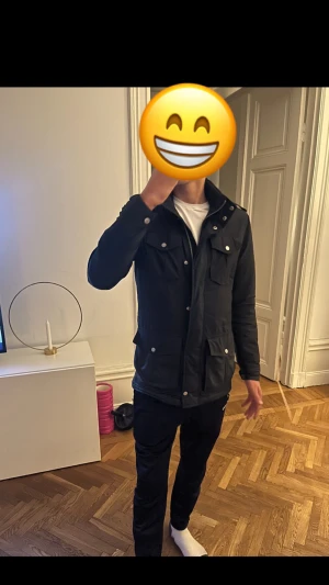 J.Lindberg field jacka - Säljer denna feta J.Lindberg jacka, perfekt nu inför vintern då den är varmare än vad den ser ut. Jag på bilden är 184cm och den sitter fint på mig så är du runt 180 är det något för dig. Hör av dig vid frågor och funderingar!