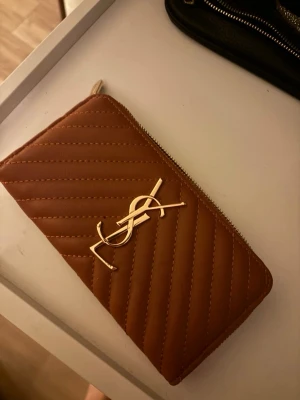 plånbok från Saint Laurent - Snygg brun plånbok i en rostig orange/brun! (Inte äkta, men i god kvalite)