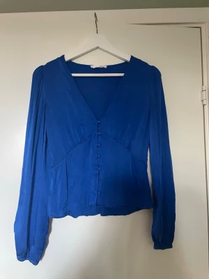 Fin blus från Mango - Söt blå blus från mango i stl S🩷