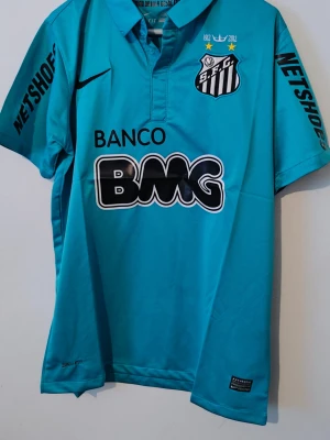 Nike tröja Santos FC - Säljer en matchtröja från Santos FC med klubbmärke, sponsorer och Nike-logga. Tröjan har korta ärmar.