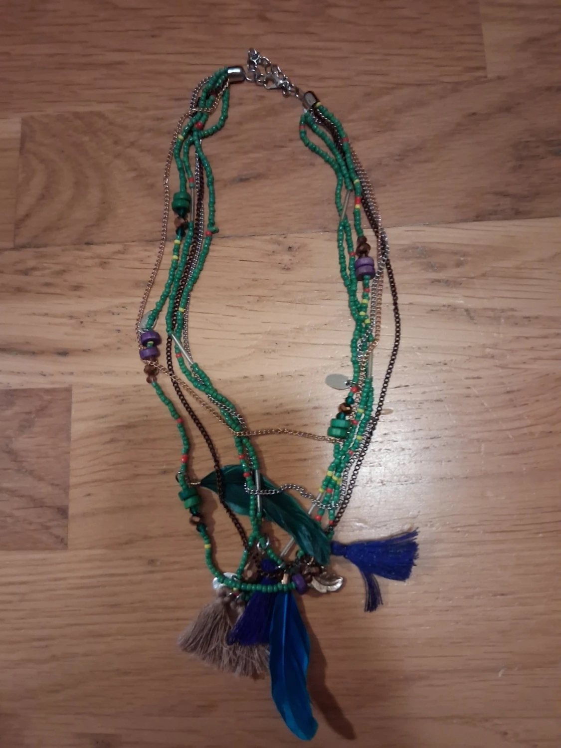 Färgglatt halsband med fjädrar och pärlor