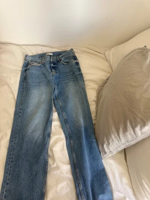 Blå raka jeans från Gina - Säljer ett par klassiska blå jeans från Gina med rak passform och femficksdesign. Jeansen har en snygg tvätt utan några spår på slitningar. Enbart använda fåtal gånger