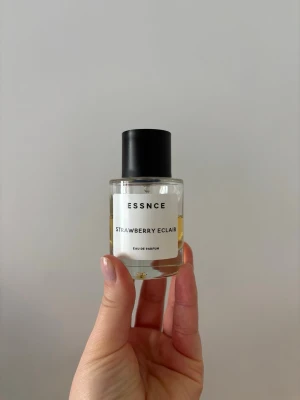 Essnce Strawberry Eclair  - En parfym från Essnce med doften Strawberry Eclair. Säljes för att jag inte sträcker mig efter den längre