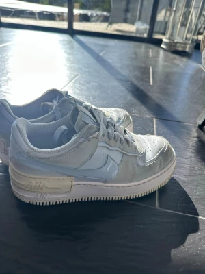 Nike Air Force 1  - Ljusblå nike Air Force 1 med dubbla detaljer och lager på lager-design. Skorna är använda, därmed förekommer defekter. De går säkert att tvätta. 2 bilder visar hur de såg ut vid köp💙 storlek 39