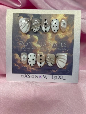 Pookie (M);Short Almond - Unika handgjorda press-on naglar i svart och vitt med prickar, linjer och silverdetaljer. Mixade mönster och design. Korta mandelformade och modern design, perfekt för dig som vill sticka ut. M: 16 mm, 12 mm, 12,5 mm, 11,5 mm, 10 mm