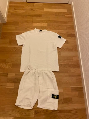Stone island  - En jättefin Stone island tracksuit som jag knappast har använt, storleken L och färgen vit. Pris kan absolut diskuteras.