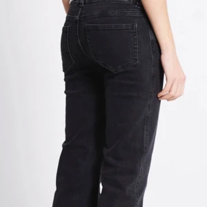 Svarta bootcut jeans - Ett par svarta bootcut jeans från lager. Använda 2 gånger