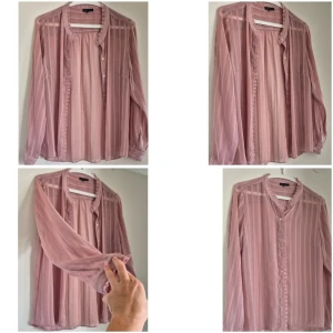 Stockh LM Rosa transparent blus med volang - Säljer en ljusrosa transparent blus med volangkant längs knäppningen och krage. Blusen har långa ärmar och är gjord i ett tunt, skirt material som ger en luftig känsla. OBS en knapp saknas, därav priset.