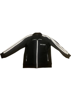 Palm Angels svart track jacket - Skick: Mycket bra, använd men inget synbart. Storlek: L men sitter som M  Vid snabbaffär kan pris diskuteras. 
