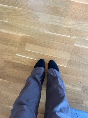 Supersnygga klackar i svart mocka - Säljer ett par ballerina klackar i storlek 39. Perfekt till både klänning och jeans. Tyvärr är dessa förstora för mig som egentligen har storlek 38! Pris kan diskuteras🥰