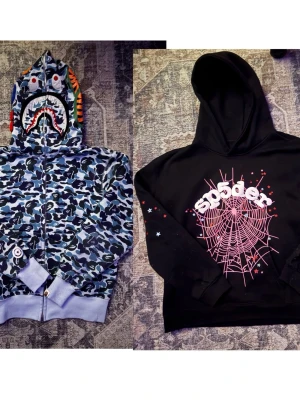 Streetwear Hoodies - BAPE & SP5DER - Säljer 2 hoodies, BAPE och Young Thugs SP5DER hoodie. Dessa är replikas men känns äkta. Särskilt BAPE hoodien. BAPE hoodien är storlek M men passar nog S bäst enligt mig då jag tycker den är lite tajt vid midja och handleden. SP5DER hoodien är storlek S men passar M utmärkt.     Kom gärna med prisförslag Båda är tvättade.