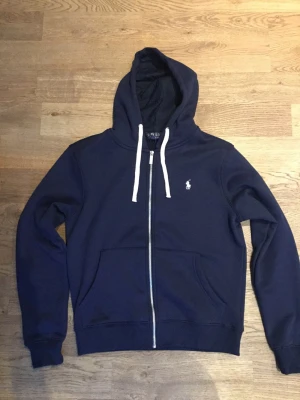 Ralpph lauren hoodie  - Säljer en jättefin ralph lauren hoodie som inte har använts alls! Skriv om du undrar över något!