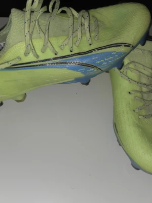 Puma ultra - Hej säljer mina puma ultra med en fin färg använd några få gånger lite smutsiga men inget fel på annars i STL 40 (men sitter som 40.5  kan gå ner i prid vid snabb affär !