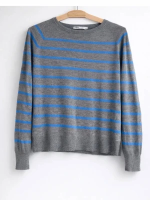 Gråblå randig tröja från Zara - Snygg grå tröja från Zara med tunna blå horisontella ränder. Tröjan har rund halsringning och långa ärmar. Perfekt för en avslappnad och stilren look. Mjuk och skön kvalitet.