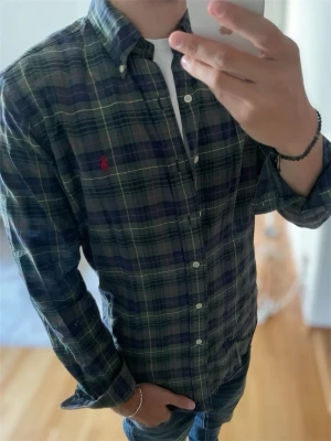 Rutig skjorta från Ralph Lauren - Bra skick skriv vid funderingar!