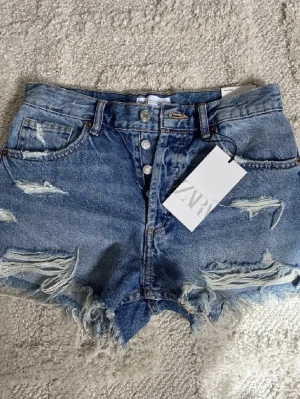 Jeansshorts - Såå fina jeansshorts från zara! Endast använda en gång då de är för små för mig💗 Säljs inte längre💕