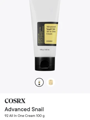 COSRX Advanced Snail 92 All In One Cream - Har använt en gång.      Fuktgivande ansiktskräm från COSRX med snigelsekretfiltrat. Tuben är vit med svart lock och har en gul etikett. Innehåller 100 g och passar för dig som vill boosta huden med näring och lyster. Perfekt för dig som gillar koreansk hudvård.