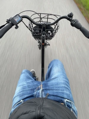 Blå jeans från Nudie Jeans - Säljer ett par klassiska blå jeans från Nudie Jeans med snygga slitningar och kontrastsömmar. Jeansen har raka ben, fem fickor och Nudie-loggan på bakfickan. Perfekta för dig som gillar en avslappnad och tidlös stil.
