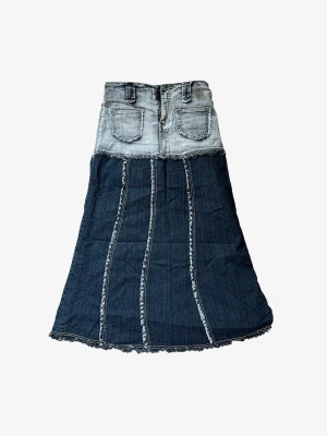 Lång jeanskjol - Lång jeanskjol som jag köpte begagnad från Humana och sedan använt några gånger. På bilden har jag den över jeans 😅, eftersom den är lite för stor för mig. Det står att den är storlek W30 (storlek M) och tyget är väldigt tunt, men kjolen ser väldigt cool ut 💗