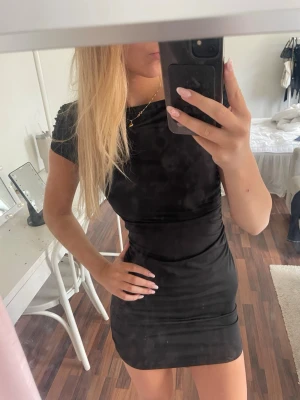 Svart kort klänning  - Säljer en svart, tight och kort klänning med stretchigt material och korta ärmar. Klänningen är från shein och är i storlek XS, knappt använd.