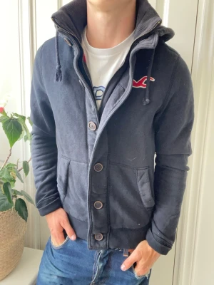 Hollister cardigan   - Hollister cardigan - tjock. Har både knappar och en zip. Väldigt schysst passform, Inga defekter! Modellen i bilderna är 180 cm 75 kg och bär Storlek S , Kom med frågor! 🌟 (Kan gå ned i pris vid köp av paket 😉)  