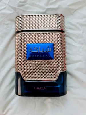 Shiyaaka Blue Khadlaj parfym  - Exklusiv parfymflaska från Khadlaj med namnet Shiyaaka Blue. Eau de parfume 100ml. Inkl box