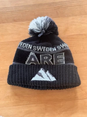 Åre mössa - Åre mössa som jag haft ett litet tag nu. I bra skick förutom hål vid nästan varje ände där uppe i mössan. Dock inget man ser utifrån när man har på sig mössan så det ser man bara när man kollar i mössan. Hör av er vid funderingar