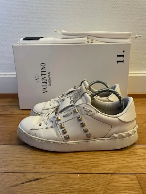 Valentino rockstud sneakers   - Säljer nu dessa fina valentino skor | Fint skick | Storlek 39 | Kommer med äkthetsbevis | Hör gärna av er vid frågor eller funderingar 