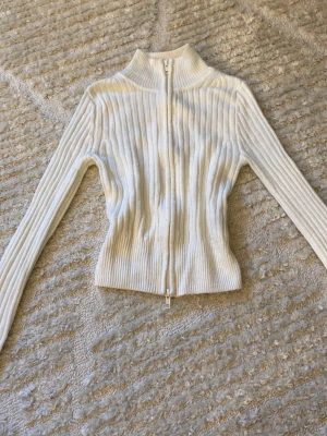 Snygg kofta  - Jag säljer denna fina koftan med turtle neck från H&M då jag inte vill ha den mer och kommit till användning ett par gånger bara. Det står också att koftan är i storlek xxs men skulle säga att den är mer för xs ❤️ Koftan är vit och i fint skick, skriv gärna för mer info ❤️