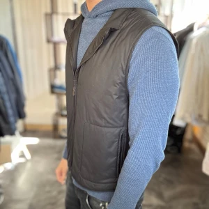 Italiensk nardelli väst - Mycket fint skick, inga defekter. Nypris ca 3500kr. Passar dig som är 165-175cm ungefär. Modellen är 185 cm, 75 kg. Alltid billigare pris vid köp av flera varor‼️🙌Svarar alltid på frågor eller funderingar! 