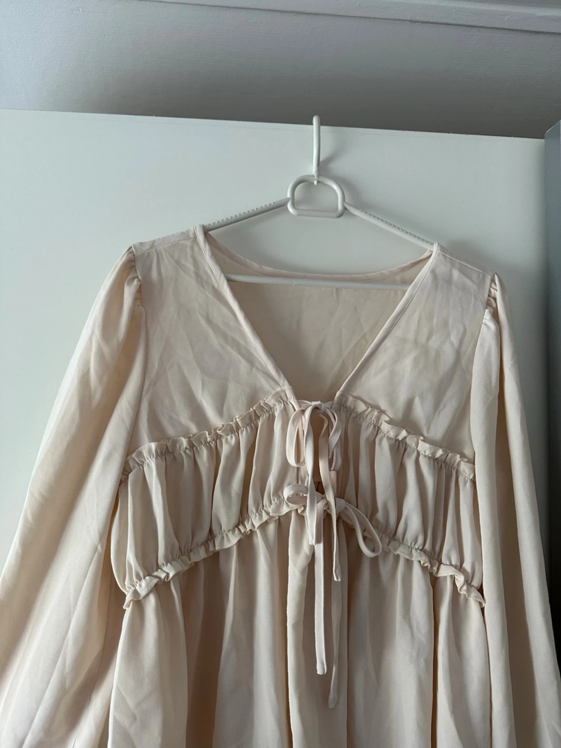 Ljusbeige blus med knytband - 1