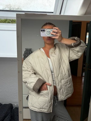 Zara - Vindjacka, defekter se sida 5&6. Ärmarna går att vika ner 