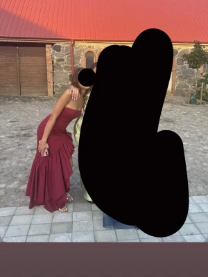 Vinröd axelbandslös långklänning - Säljer nu min fina balklänning då den inte kommer till användning. Den är ifrån Babyboo och är i stl Xs. Skriv om ni vill ha mer bilder eller undrar något❣️