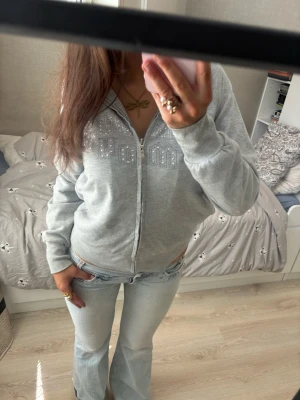 Y2k grå zip hoodie - Så fin 2000s grå zip hoodie med tryck på ryggen och rhiinestones. Päls på insidan. Jag är 168 och det är mina bilder, köp via köp nu direkt eller Swish, kvar tills markerad som såld 💖 