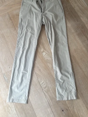 Beige chinos från Massimo Dutti - Snygga beige chinos från Massimo Dutti med slim passform och diskreta fickor. Perfekta för golf eller sommar. W31, passar om man har S-M i storlek