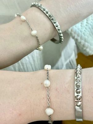 Handgjort armband med äkta sötvattenspärlor & rostfritt stål - Elegant handgjort armband med äkta sötvattenspärlor och kedja i rostfritt stål. Ett stilrent smycke som passar både till vardags och fest. • Handgjort • Äkta sötvattenspärlor • Rostfritt stål • Längd: 20 cm • Tåligt och tidlöst Varje pärla är unik och kan variera något i form och utseende, vilket gör varje armband speciellt. 📦 Skickas väl emballerat.