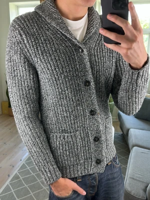 Cardigan stickad grå  - Simpel, trendig perfekt till alla tillfällen! Mått: A:45 B:48 C:45 D:66 (cm) Skriv vid fundering 😇🙌
