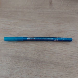 Eye&Lip Liner, turkos  - Intense Eye & Lip Liner Pencil 24H. En mångsidig penna som kan användas för både ögon och läppar. Färgen är turkos. Oanvänd.