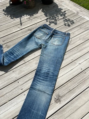 Blå A.P.C jeans  - Säljer nu ett par extremt snygga APC jeans i fint skick. Dem är i size 28 tror att dem är större än det dok. Men hör av dig vid minsta fundering 🙌