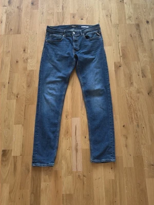 Replay jeans - Säljer ett par klassiska blå jeans från Replay. Jeansen är i ny skick använd få gånger.                Storlek bredden 33 och längden 32