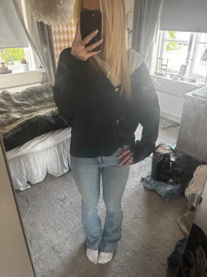 Ljusblå bootcut jeans - Säljer ett par ljusblå bootcut jeans med klassisk femficksdesign och normal midja. Jeansen har en snygg tvätt och raka ben som smalnar av något nedtill. Perfekta för en avslappnad och trendig look.