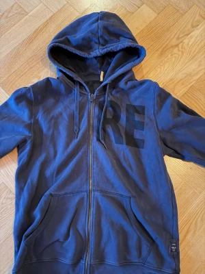 Mörkblå replay zip hoodie - Säljer min replay hoodie i strl L