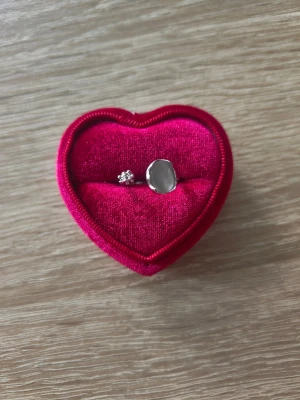 Silverfärgad ring med unik design - ring i storlek 16,5mm, silverfärgad. 