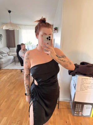 Svart oneshoulder klänning med slits - Helt ny. Sitter mer som XL.