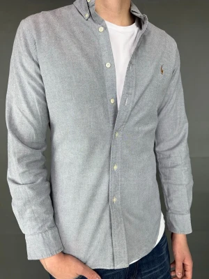 Ralph Lauren skjorta - Ralph Lauren Skjorta Märke: Polo Ralph Lauren Storlek: M Passform: Slimfit Färg: Blå Skick: Mycket bra Beskrivning: slimfit oxford skjorta utan defekter. Modellen på bilden: 183 cm / 75 kg