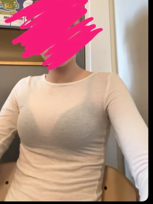 Vit långärmad topp  - Säljer en vit, långärmad topp med tight passform. Toppen är genomskinlig och har en rund halsringning. Perfekt att styla med ett linne eller bh under för en trendig look.
