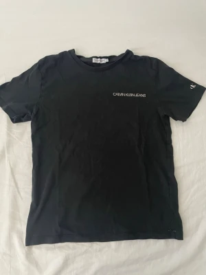 Calvin Klein T-shirt - Säljer en Calvin Klein T-shirt | priset går att diskutera vid snabb affär